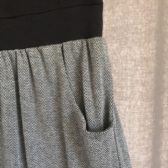 Casual dress perfect for cooler weather - Picture 3 of 4